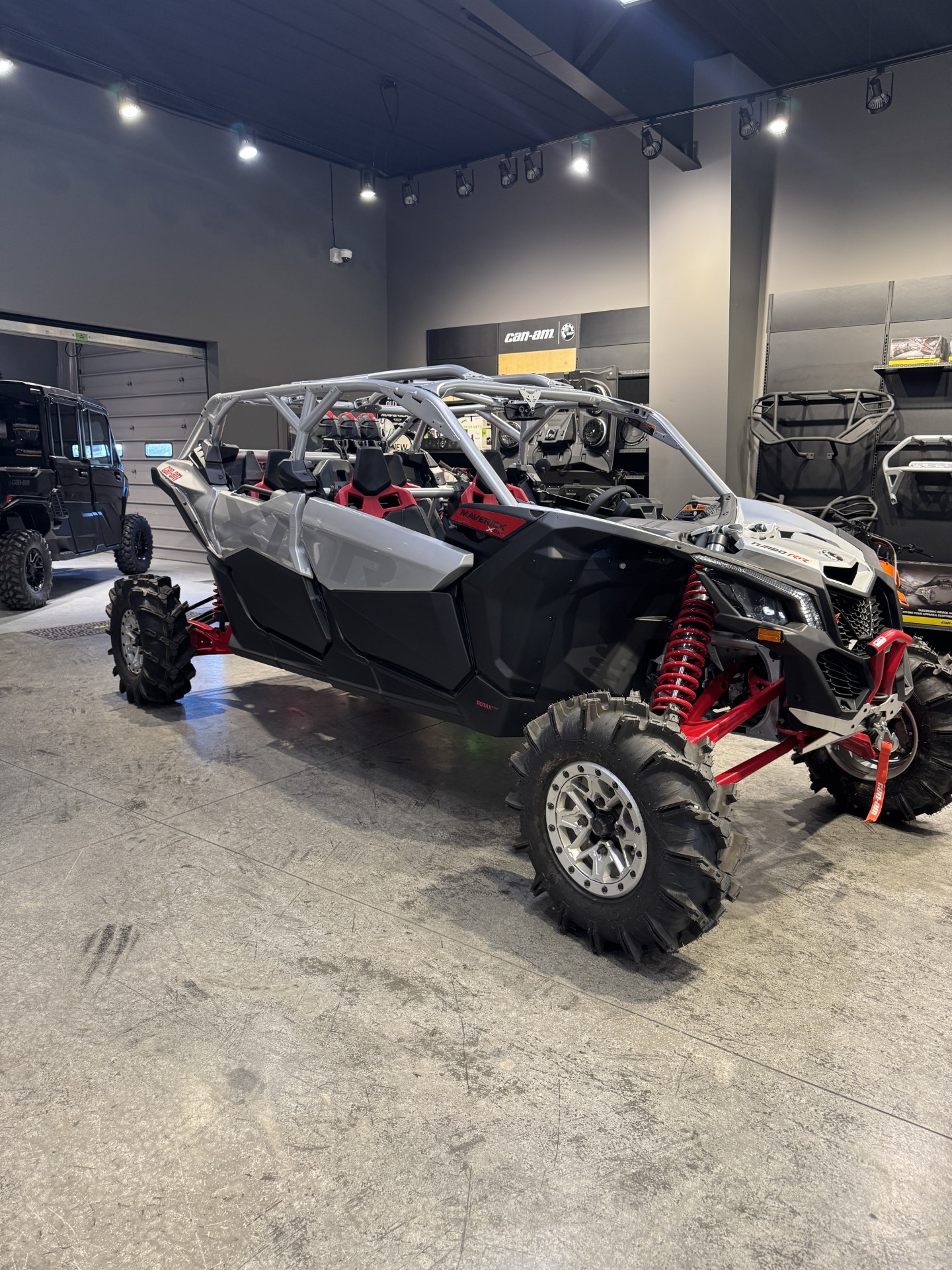 マカン　3/4 2025-Can-Am-Maverick-X3-Max-X-MR-Turbo-RR-Hyper-Silver-&-Legion